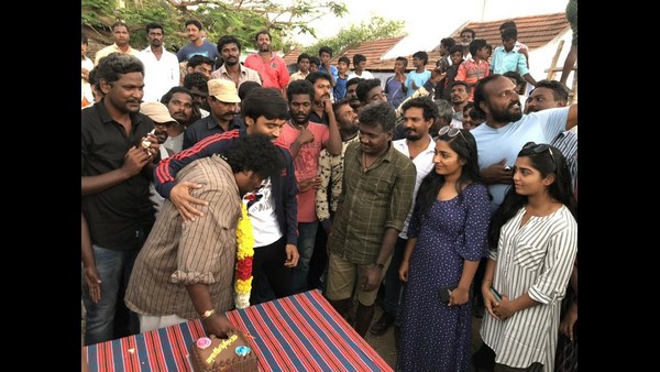 ಕೇಕ್ ಕತ್ತರಿಸಿ ಸಂಭ್ರಮಿಸಿದ ಧನುಶ್