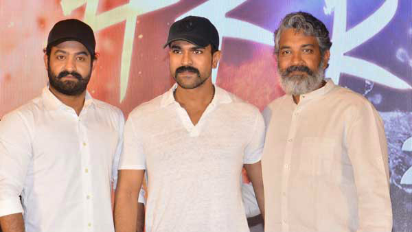 ಚಿತ್ರದಲ್ಲಿದೆ ದೊಡ್ಡ ತಾರಾಬಳಗ