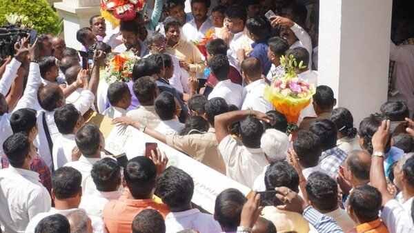 ಡಿ.ಕೆ.ಶಿವಕುಮಾರ್ ಮನೆ ಮುಂದೆ ಜನವೋ ಜನ