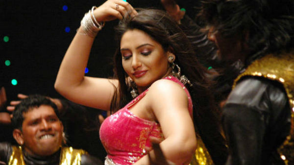 ಉಚಿತವಾಗಿ ಕೈ ಗ್ಲೌಸ್ ವಿತರಿಸಿದ ರಾಗಿಣಿ