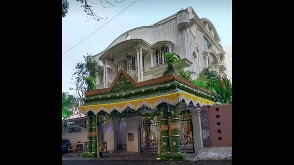 ಸ್ವಗೃಹದ ಮುಂದೆ ವೈಭವದ ಚಪ್ಪರ