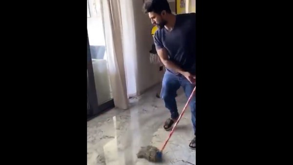 ಮನೆಗೆಲಸದಲ್ಲಿ ನೆರವಾಗುತ್ತಿರುವ ನಟರು