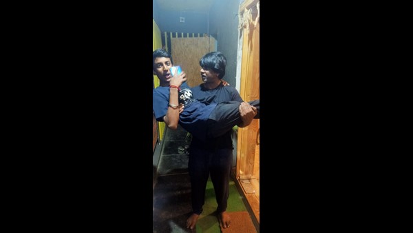 ಎಲ್ಲರೂ ಧೈರ್ಯ ತುಂಬುತ್ತಿದ್ದಾರೆ ಎಲ್ಲರೂ ಧೈರ್ಯ ತುಂಬುತ್ತಿದ್ದಾರೆ