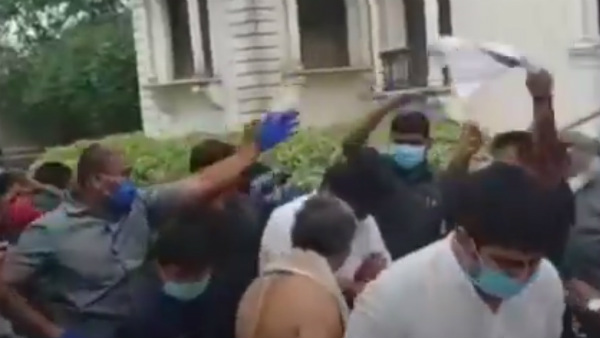 ಗದ್ದಲ, ಹೊಗೆಗೆ ಜೇನುನೊಣಗಳು ಕ್ರೋಧಗೊಂಡವು