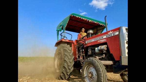 ಟ್ರ್ಯಾಕ್ಟರ್ ಹತ್ತಿ ಹೊಲ ಉಳುಮೆ ಮಾಡಿದ್ದ ನಟಿ