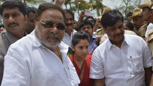 ಸಚಿವ ಸ್ಥಾನಕ್ಕೆ ರಾಜೀನಾಮೆ ಸಚಿವ ಸ್ಥಾನಕ್ಕೆ ರಾಜೀನಾಮೆ