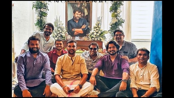 ಹೂವಿನ ನಡುವೆ ಚಿರು ನಗು