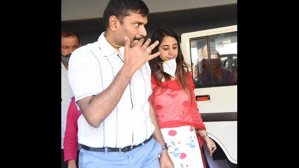 ಸರ್ಚ್ ವಾರೆಂಟ್ ಇದ್ಯಾ? ಸರ್ಚ್ ವಾರೆಂಟ್ ಇದ್ಯಾ?