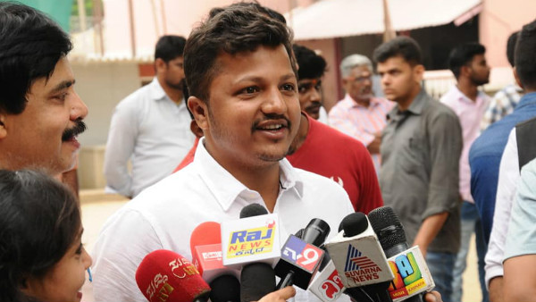 ಬೇಡ ಎಂದು ಹಿಂತಿರುಗಿದ ಮಹೇಶ್ ಬೇಡ ಎಂದು ಹಿಂತಿರುಗಿದ ಮಹೇಶ್