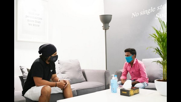 ಅಭಿಮಾನಿಯ ಅಭಿಮಾನಕ್ಕೆ ಮನಸೋತ ಅಲ್ಲು ಅರ್ಜುನ್ ಅಭಿಮಾನಿಯ ಅಭಿಮಾನಕ್ಕೆ ಮನಸೋತ ಅಲ್ಲು ಅರ್ಜುನ್