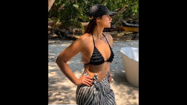 'ಎದೆ ಉಬ್ಬಿಲ್ಲ, ಹೊಟ್ಟೆ ಸಪಾಟಿಲ್ಲ, ನಡು ಅಗಲ, ಬಣ್ಣ ಬೆಳ್ಳಗಿಲ್ಲ'