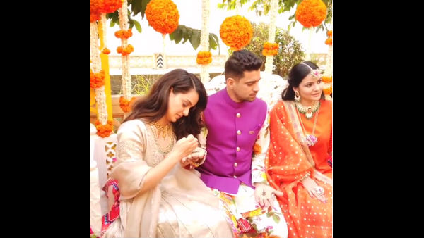 ಮೆಹಂದಿ ಶಾಸ್ತ್ರದಲ್ಲಿ ಕಂಗನಾ ಡ್ಯಾನ್ಸ್ ಮೆಹಂದಿ ಶಾಸ್ತ್ರದಲ್ಲಿ ಕಂಗನಾ ಡ್ಯಾನ್ಸ್