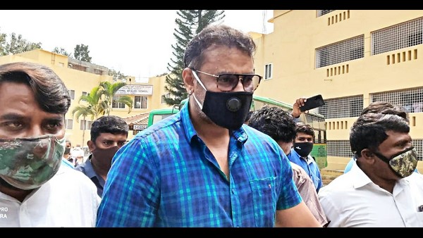 ಮೌಂಟ್ ಕಾರ್ಮೆಲ್ ಮತಗಟ್ಟೆಯಲ್ಲಿ ದರ್ಶನ್ ಮತದಾನ