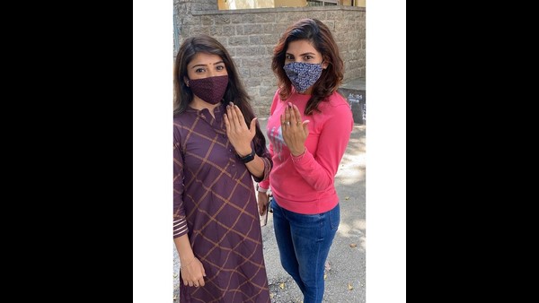 ಕಾರುಣ್ಯ ರಾಮ್ ಮತ್ತು ಸಹೋದರಿ 