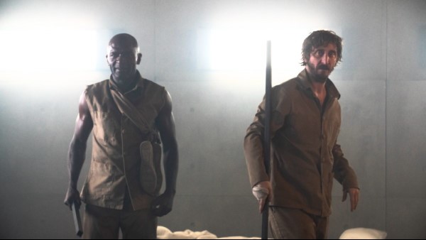 ಊಟವನ್ನು ಕೊನೆಯ ಕೊಠಡಿಗೆ ಕೊಂಡೊಯ್ಯಲು ನಿರ್ಧರಿಸುತ್ತಾರೆ