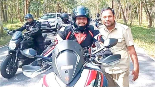 ದರ್ಶನ್ ಜೊತೆ ಫೋಟೋಗಾಗಿ ಮುಗಿಬಿದ್ದ ಅಭಿಮಾನಿಗಳು