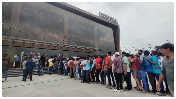 ಟಿಕೆಟ್ಗಾಗಿ ಕ್ಯೂ ನಿಂತ ಜನ ಟಿಕೆಟ್ಗಾಗಿ ಕ್ಯೂ ನಿಂತ ಜನ