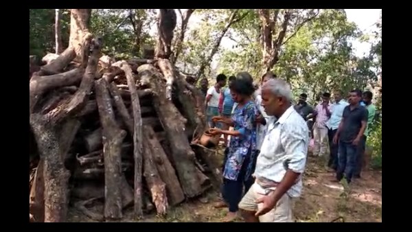 Inspired From Kannadathi Serial, Girl Did Final Rituals Of Her Father