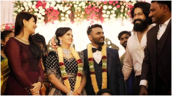 ಮುಂದೆ ನಿಂತು ಮದುವೆ ನೆರವೇರಿಸಿದ ಯಶ್ ಮುಂದೆ ನಿಂತು ಮದುವೆ ನೆರವೇರಿಸಿದ ಯಶ್