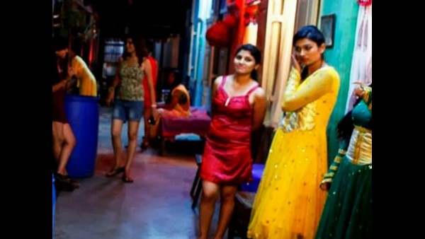 ವೇಶ್ಯೆಯರನ್ನು ಕುಟುಂಬದಂತೆ ನೋಡಿಕೊಳ್ಳುತ್ತಿದ್ದ ಗಂಗೂಭಾಯಿ ವೇಶ್ಯೆಯರನ್ನು ಕುಟುಂಬದಂತೆ ನೋಡಿಕೊಳ್ಳುತ್ತಿದ್ದ ಗಂಗೂಭಾಯಿ