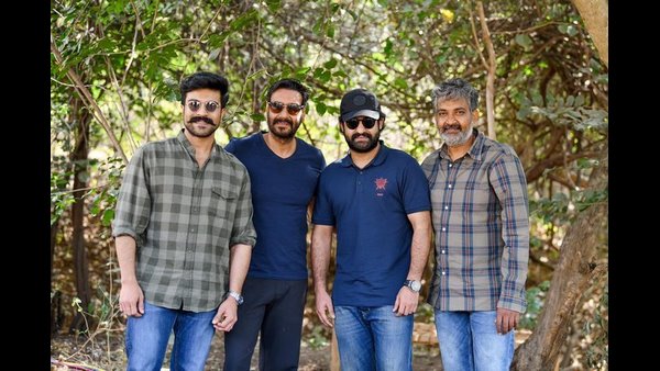 ಅಜಯ್ ದೇವಗನ್ ಬೆನ್ನಿಗೆ ಇರಿಯುತ್ತಿದೆ ಆರ್ಆರ್ಆರ್: ಬೋನಿ ಕಪೂರ್ ಅಜಯ್ ದೇವಗನ್ ಬೆನ್ನಿಗೆ ಇರಿಯುತ್ತಿದೆ ಆರ್ಆರ್ಆರ್: ಬೋನಿ ಕಪೂರ್