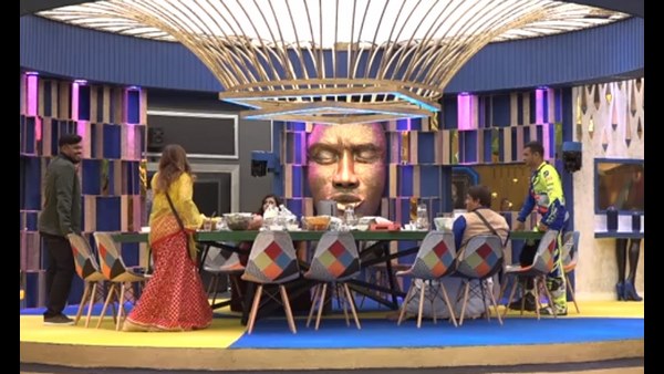 ಊಟ ಮಾಡುತ್ತಿದ್ದ ಸಮಯದಲ್ಲಿ ಮಂಜು ಎಂಟ್ರಿ