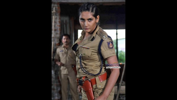 ಆರೋಪಿ ರಾಗಿಣಿ ಪೊಲೀಸ್ ಅಧಿಕಾರಿ ಪಾತ್ರದಲ್ಲಿ! ಆರೋಪಿ ರಾಗಿಣಿ ಪೊಲೀಸ್ ಅಧಿಕಾರಿ ಪಾತ್ರದಲ್ಲಿ!