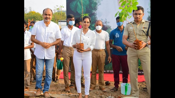 Ramya Pandian planted 59 saplings at SP office Thiruvallur To Tribute Vivek