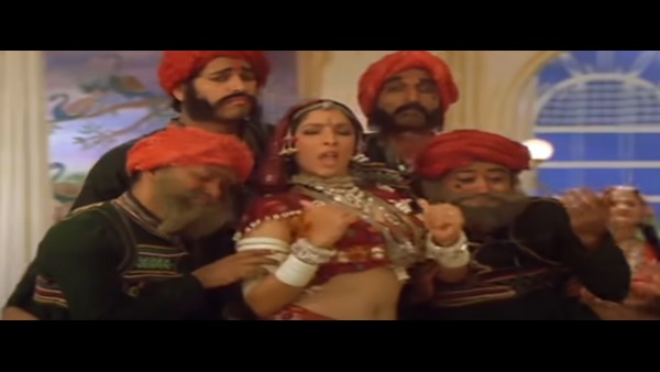 'ಚೋಲಿ ಕೆ ಪೀಚೆ ಕ್ಯಾ ಹೈ' ಹಾಡಿನಲ್ಲಿ ನೀನಾ ಗುಪ್ತ 'ಚೋಲಿ ಕೆ ಪೀಚೆ ಕ್ಯಾ ಹೈ' ಹಾಡಿನಲ್ಲಿ ನೀನಾ ಗುಪ್ತ