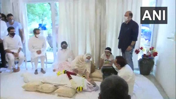 ಸರ್ಕಾರಿ ಗೌರವಗಳೊಂದಿಗೆ ಅಂತ್ಯಕ್ರಿಯೆ