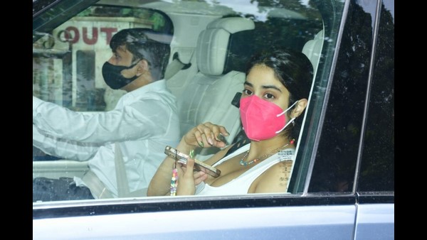 Netizens Trolls Actress Jhanvi kapoor for Showing attitude to a fan