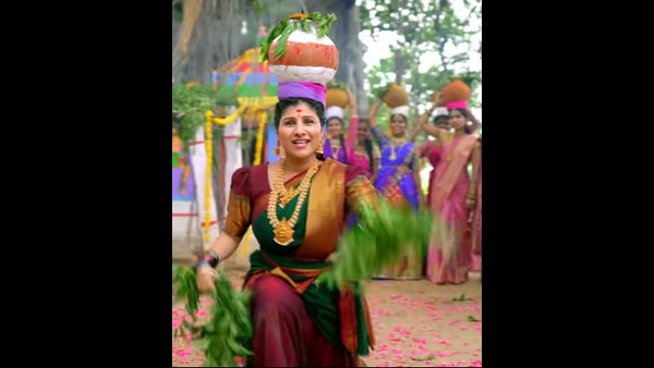 ದೇವಿಯ ಬಗ್ಗೆ ದೂರು ಹೇಳುತ್ತಿರುವ ಭಕ್ತರು