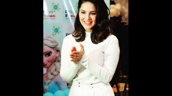 ಸನ್ನಿಯ ಸಂಸ್ಕಾರಮಯ ಚಿತ್ರ ಮುದ್ರಿಸಿರುವ ಹುಡುಗರು! ಸನ್ನಿಯ ಸಂಸ್ಕಾರಮಯ ಚಿತ್ರ ಮುದ್ರಿಸಿರುವ ಹುಡುಗರು!