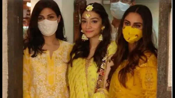 Rhea Chakraborty and Krystle D’Souza attended Rumi Jaffery’s daughter Alfia Jaffery’s mehendi ceremony Rhea Chakraborty and Krystle D’Souza attended Rumi Jaffery’s daughter Alfia Jaffery’s mehendi ceremony