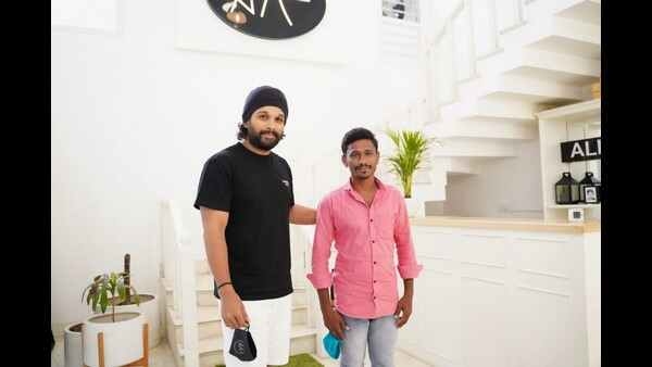 ಸಿಬ್ಬಂದಿಯೊಬ್ಬರ ಹುಟ್ಟುಹಬ್ಬ ಆಚರಿಸಿದ್ದ ಅಲ್ಲು ಅರ್ಜುನ್