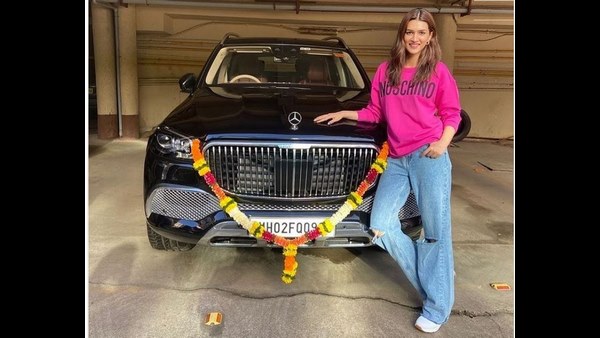 ಕೃತಿ ಖರೀದಿಸಿದ ಕಾರಿನ ಬೆಲೆ 2.43 ಕೋಟಿ ರೂ.