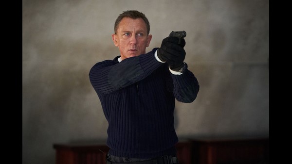  Kannadigas Outrage against Cinema Theatres which not screening Kannada Version of james Bond movie