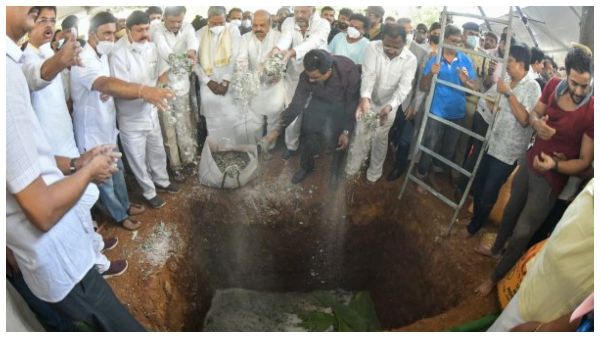ಅಪ್ಪ-ಅಮ್ಮನ ಪಕ್ಕದಲ್ಲೇ ಚಿರನಿದ್ರೆಗೆ ಪುನೀತ್