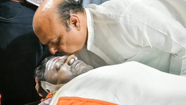 ಹಣೆಗೆ ಮುತ್ತಿಟ್ಟ ಸಿಎಂ ಬೊಮ್ಮಾಯಿ