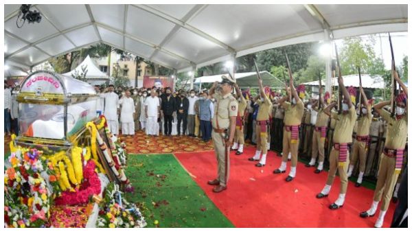 ಸರ್ಕಾರಿ ಗೌರವದೊಂದಿಗೆ ಅಂತಿಮ ಕ್ರಿಯೆ