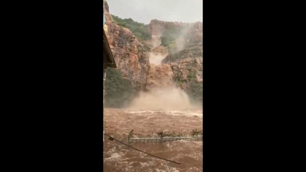 ನಮ್ಮ ಕಾರು ನೀರಿನಲ್ಲಿ ತೇಲಲಾರಂಭಿಸಿತು: ತಾರಾ