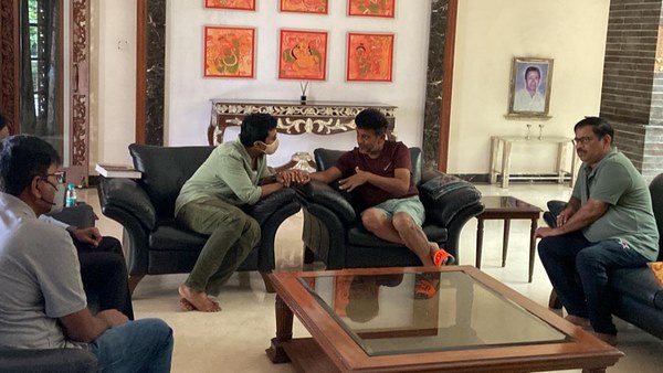 ಶಿವಣ್ಣಗೆ ಸಾಂತ್ವನ ಹೇಳಿದ ರಾಮ್ ಚರಣ್ ಶಿವಣ್ಣಗೆ ಸಾಂತ್ವನ ಹೇಳಿದ ರಾಮ್ ಚರಣ್