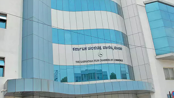 300 ಮಂದಿಗೂ ಪಾಸ್ ಕೊಟ್ಟಿಲ್ಲ 300 ಮಂದಿಗೂ ಪಾಸ್ ಕೊಟ್ಟಿಲ್ಲ