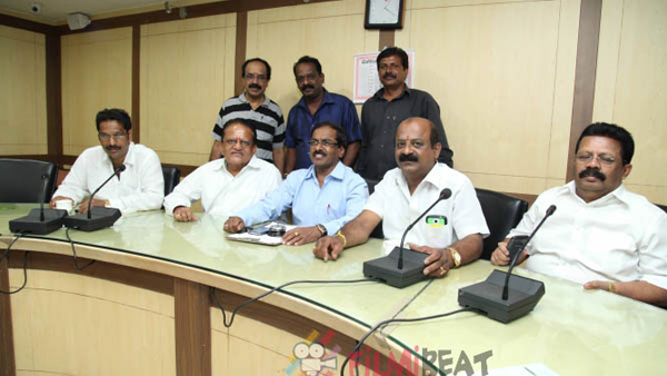 ಫಿಲ್ಮ್ ಚೇಂಬರ್ನಲ್ಲಿ ದೀಪ ಬೆಳಗಿ ನಮನ ಫಿಲ್ಮ್ ಚೇಂಬರ್ನಲ್ಲಿ ದೀಪ ಬೆಳಗಿ ನಮನ