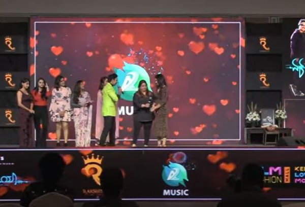 infront of Puneeth Rajkumar Photo Ek love ya team cheers champagne in press meet fans got angry