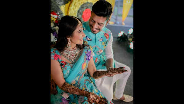 ಮೆಹಂದಿ ಹಾಕಿಸಿಕೊಂಡು ಭಾವಿ ಪತಿಯೊಂದಿಗೆ ಪೋಸ್ ಕೊಟ್ಟ ಕಾವ್ಯ ಗೌಡ! 