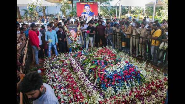 Dr Rajkumar Family Arranged Annadhana for Puneeth Rajkumar Fans After 11th Day Puja Dr Rajkumar Family Arranged Annadhana for Puneeth Rajkumar Fans After 11th Day Puja