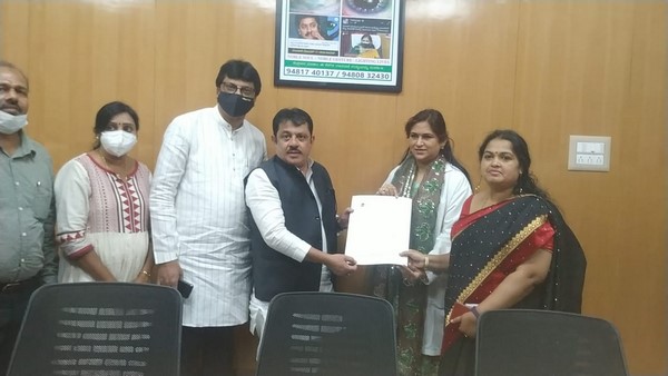 Zameer Ahmad khan and his supporters donated eye in minto hospital in the memory of puneeth rajkumar Zameer Ahmad khan and his supporters donated eye in minto hospital in the memory of puneeth rajkumar