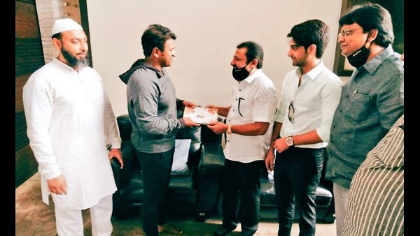 Zameer Ahmad khan and his supporters donated eye in minto hospital in the memory of puneeth rajkumar Zameer Ahmad khan and his supporters donated eye in minto hospital in the memory of puneeth rajkumar