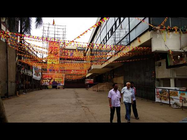 ಚಿತ್ರಮಂದಿರಕ್ಕೆ ಮುತ್ತಿಗೆ ಚಿತ್ರಮಂದಿರಕ್ಕೆ ಮುತ್ತಿಗೆ